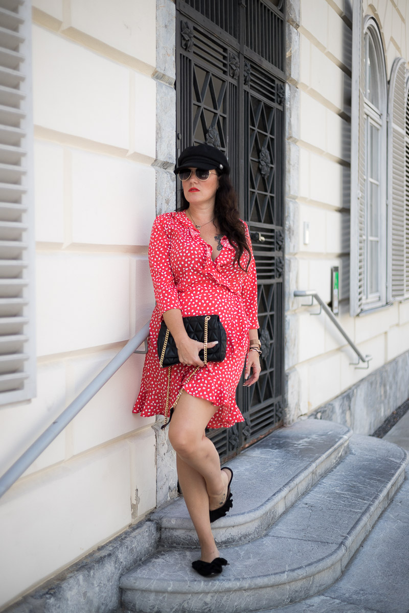 Rotes Wickelkleid mit Polka Dots, Kleid von Vero Moda, Michael Kors Handtasche, Mules von H&M, Baker Boy Hat, Fashionblog, Modeblog, Blog Graz, Fashion Blog Graz, Miss Classy