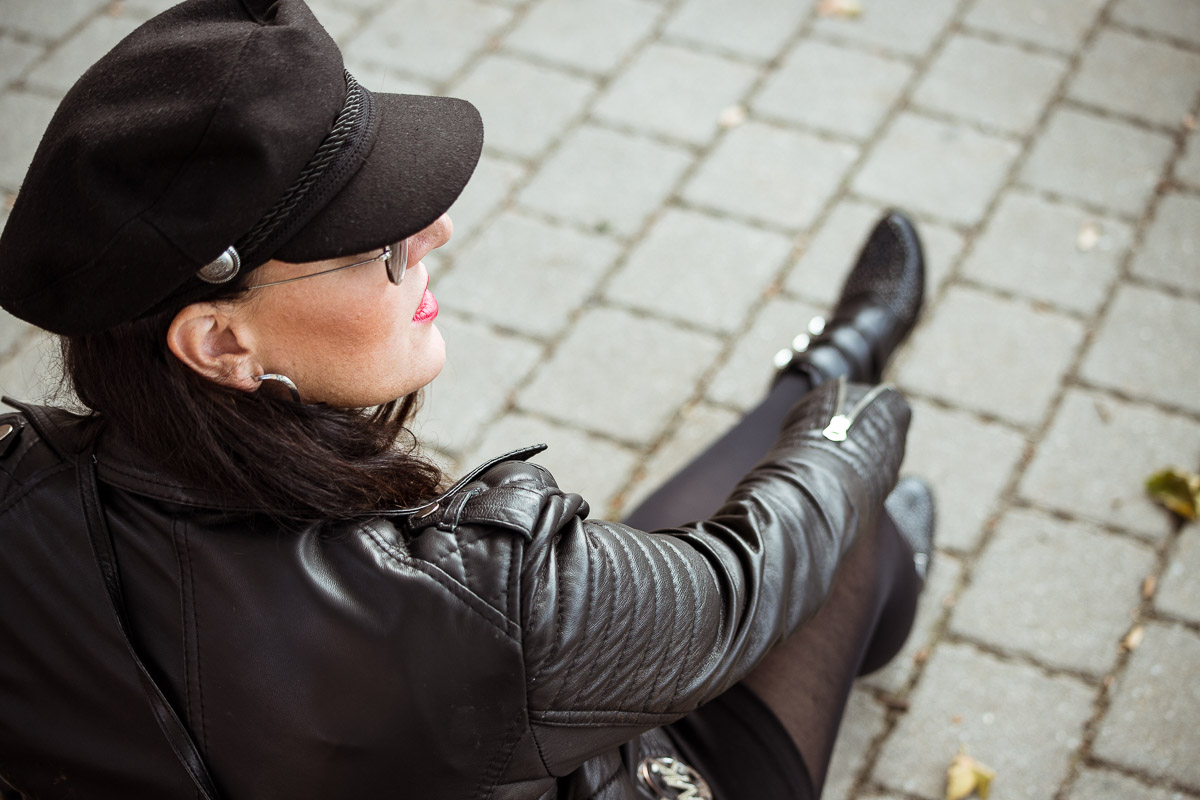 Herbstlook mit Lederjacke, Streifenshirt und Nietenboots, italienische Lederjacke, Clutch von Michael Kors, Nietenboots von Tom Tailor, Baker Boy Hat, Sonnenbrille von Ray Ban, Fashionblog, Modeblog, Blog Graz, Fashion Blog Graz, Miss Classy