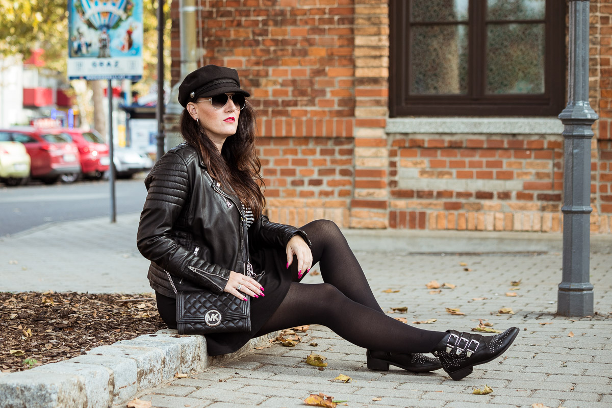 Herbstlook mit Lederjacke, Streifenshirt und Nietenboots, italienische Lederjacke, Clutch von Michael Kors, Nietenboots von Tom Tailor, Baker Boy Hat, Sonnenbrille von Ray Ban, Fashionblog, Modeblog, Blog Graz, Fashion Blog Graz, Miss Classy