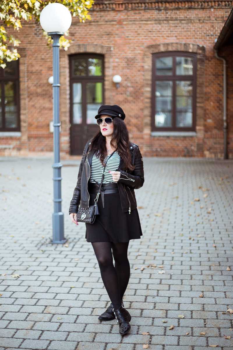 Herbstlook mit Lederjacke, Streifenshirt und Nietenboots, italienische Lederjacke, Clutch von Michael Kors, Nietenboots von Tom Tailor, Baker Boy Hat, Sonnenbrille von Ray Ban, Fashionblog, Modeblog, Blog Graz, Fashion Blog Graz, Miss Classy