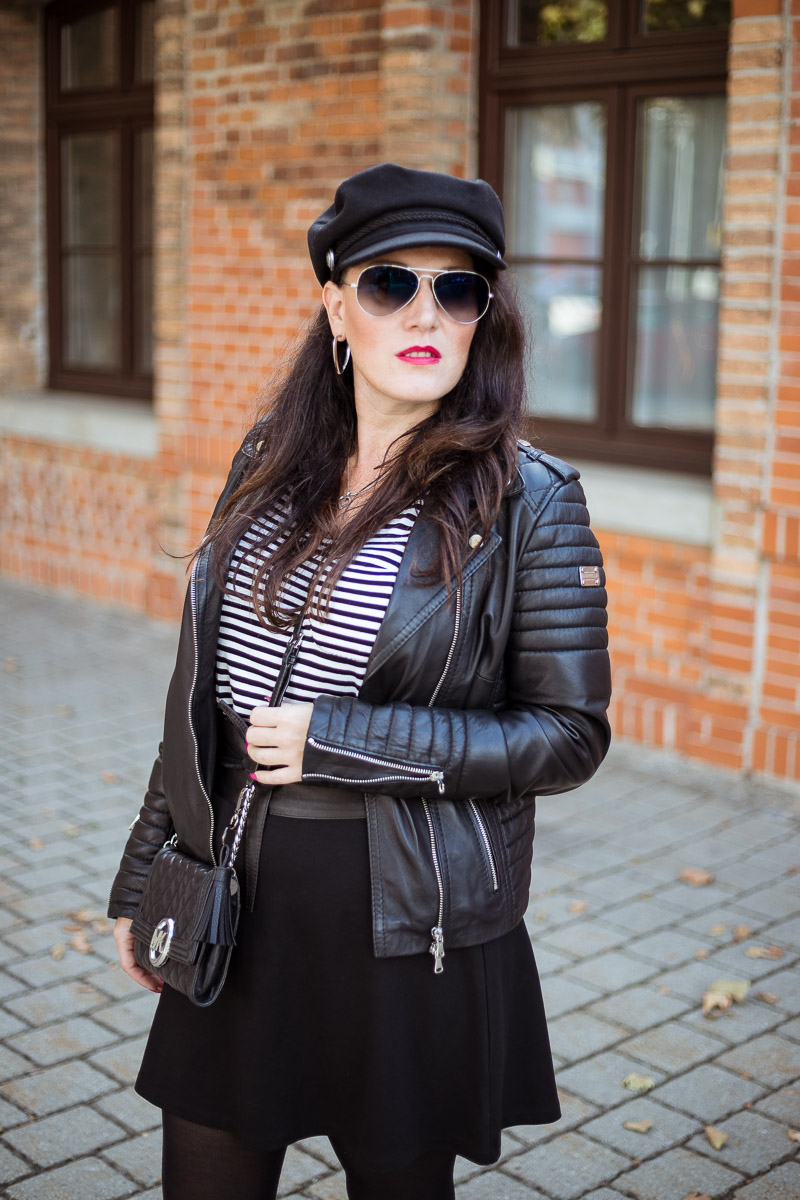 Herbstlook mit Lederjacke, Streifenshirt und Nietenboots, italienische Lederjacke, Clutch von Michael Kors, Nietenboots von Tom Tailor, Baker Boy Hat, Sonnenbrille von Ray Ban, Fashionblog, Modeblog, Blog Graz, Fashion Blog Graz, Miss Classy