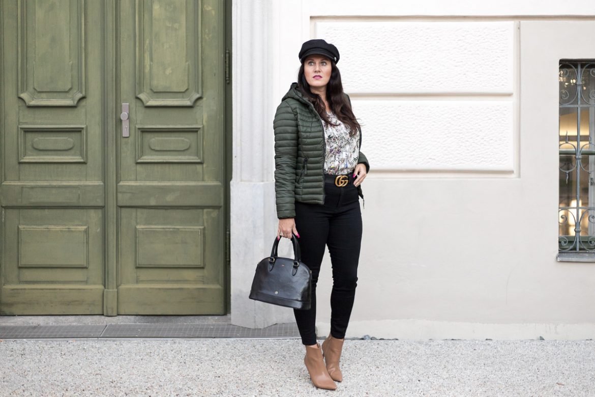 Herbstoutfit mit olivgrüner Steppjacke, Steppjacke von YouModo, Gucci Gürtel, Handtasche von Maxwell Scott, Stiefeletten von Esprit, Baker Boy Hat, Fashionblog, Modeblog, Blog Graz, Fashion Blog Graz, Miss Classy