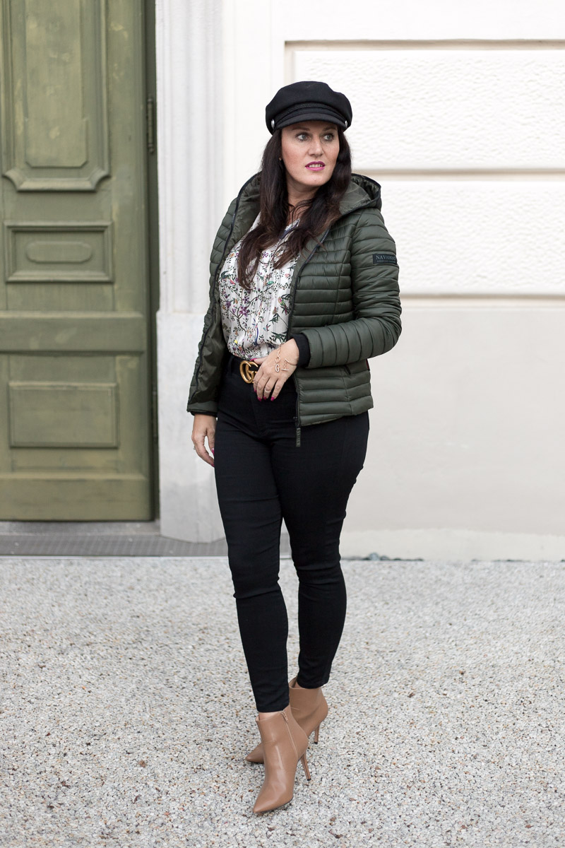 Herbstoutfit mit olivgrüner Steppjacke, Steppjacke von YouModo, Gucci Gürtel, Handtasche von Maxwell Scott, Stiefeletten von Esprit, Baker Boy Hat, Fashionblog, Modeblog, Blog Graz, Fashion Blog Graz, Miss Classy