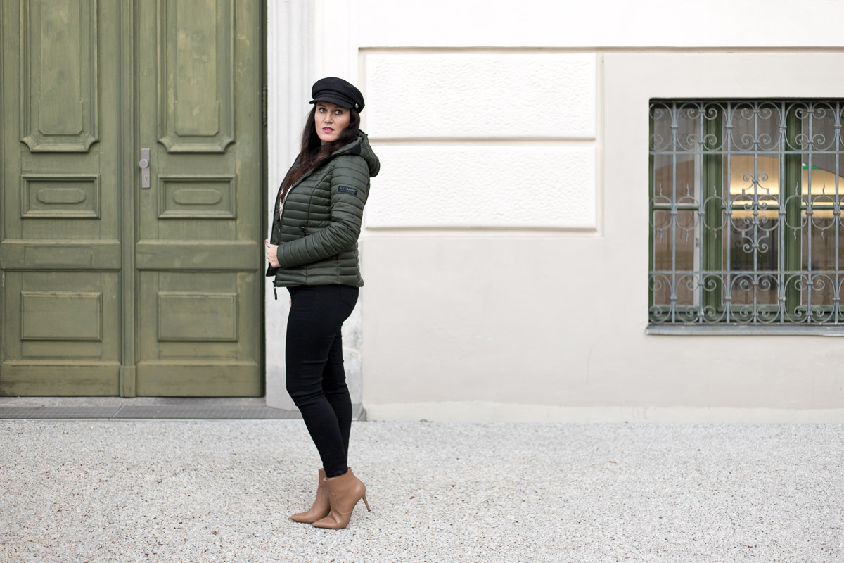 Herbstoutfit mit olivgrüner Steppjacke, Steppjacke von YouModo, Gucci Gürtel, Handtasche von Maxwell Scott, Stiefeletten von Esprit, Baker Boy Hat, Fashionblog, Modeblog, Blog Graz, Fashion Blog Graz, Miss Classy