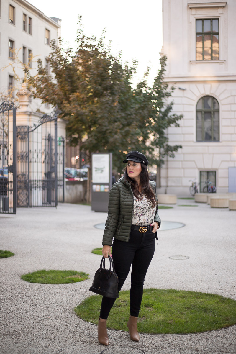 Herbstoutfit mit olivgrüner Steppjacke, Steppjacke von YouModo, Gucci Gürtel, Handtasche von Maxwell Scott, Stiefeletten von Esprit, Baker Boy Hat, Fashionblog, Modeblog, Blog Graz, Fashion Blog Graz, Miss Classy