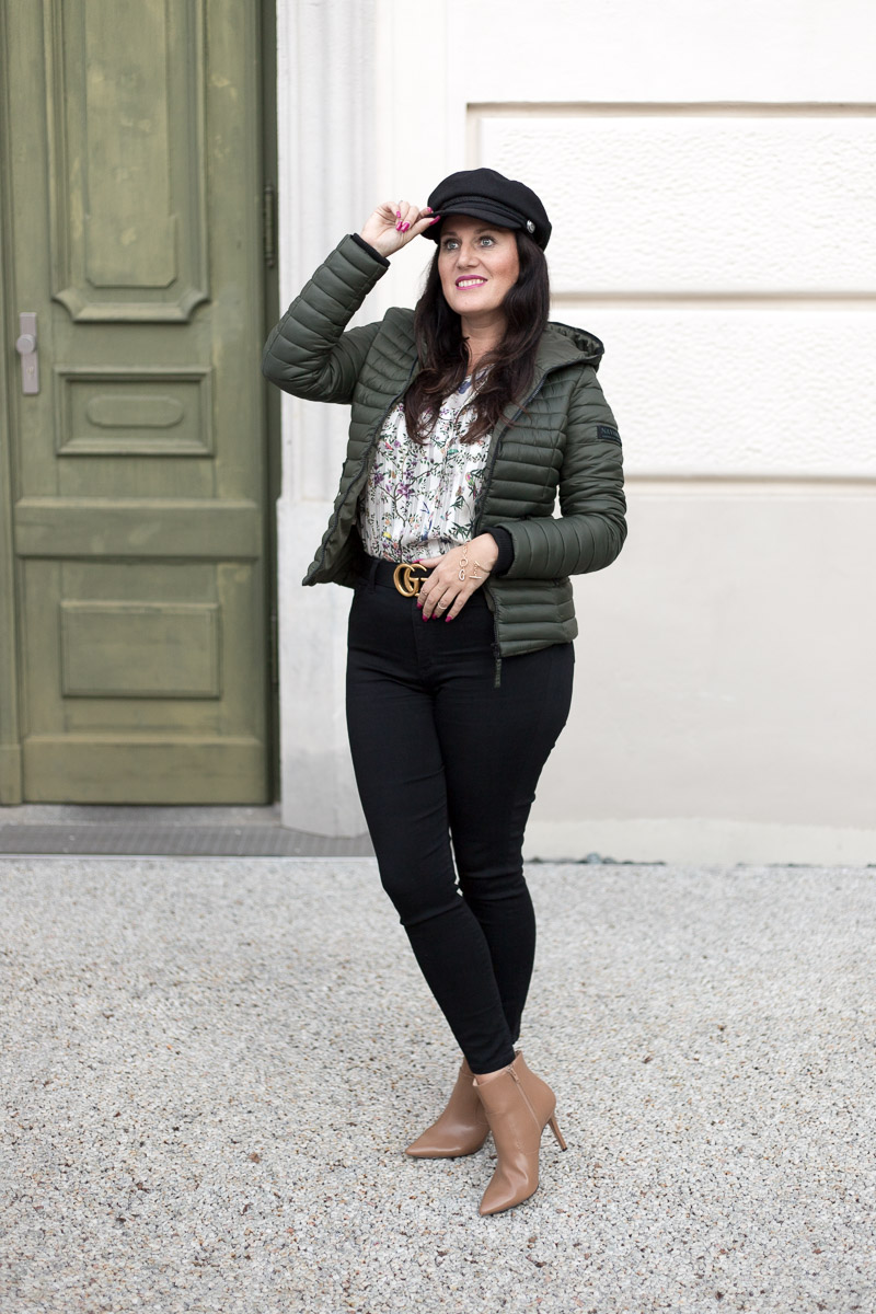 Herbstoutfit mit olivgrüner Steppjacke, Steppjacke von YouModo, Gucci Gürtel, Handtasche von Maxwell Scott, Stiefeletten von Esprit, Baker Boy Hat, Fashionblog, Modeblog, Blog Graz, Fashion Blog Graz, Miss Classy