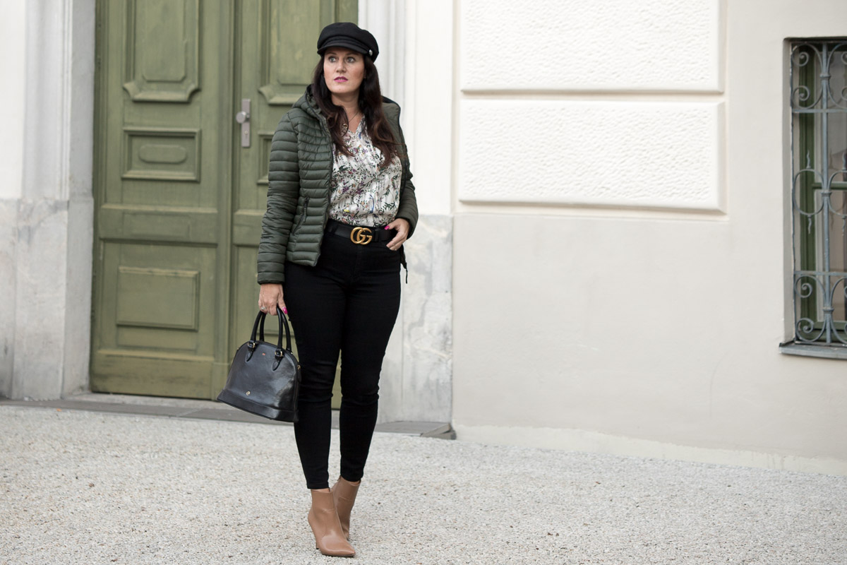 Herbstoutfit mit olivgrüner Steppjacke, Steppjacke von YouModo, Gucci Gürtel, Handtasche von Maxwell Scott, Stiefeletten von Esprit, Baker Boy Hat, Fashionblog, Modeblog, Blog Graz, Fashion Blog Graz, Miss Classy