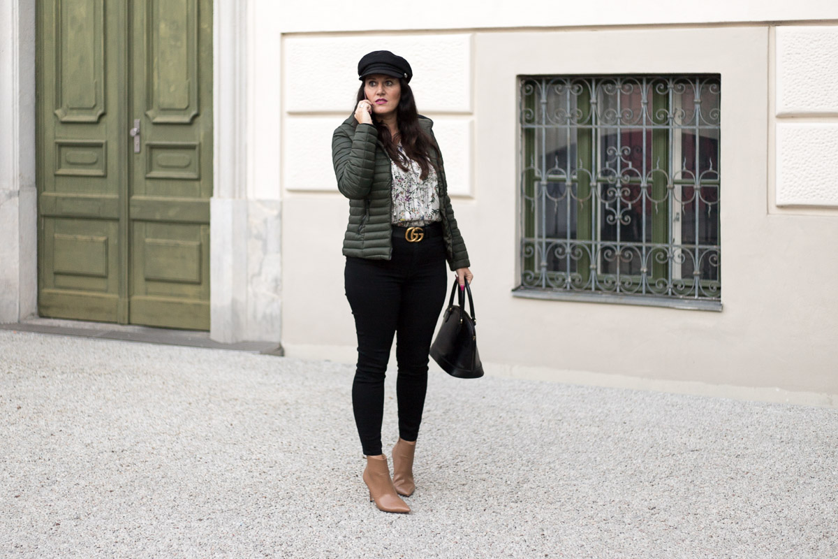 Herbstoutfit mit olivgrüner Steppjacke, Steppjacke von YouModo, Gucci Gürtel, Handtasche von Maxwell Scott, Stiefeletten von Esprit, Baker Boy Hat, Fashionblog, Modeblog, Blog Graz, Fashion Blog Graz, Miss Classy