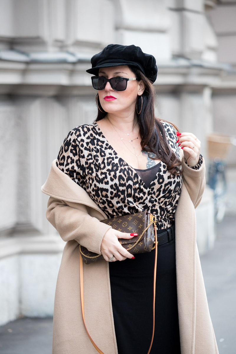 Leo-Bluse mit Camel Coat und roségoldener Schmuck von Leaf, Clutch von Louis Vuitton, Favorite Louis Vuitton, Gucci, Wollmantel, Sonnenbrille von Burberry, Camel Coat, Leoprint, Leo-Bluse, Schwarze Strumpfhose, Pumps, Fashionblog, Modeblog, Blog Graz, Fashion Blog Graz, Miss Classy