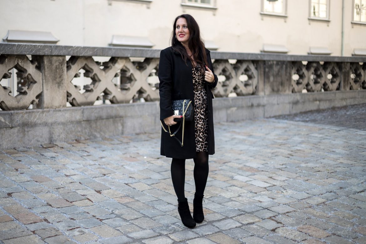 So style ich mein Leoprint-Kleid, Handtasche von Michael Kors, Wollmantel, Schwarze Strumpfhose, Fashionblog, Modeblog, Blog Graz, Fashion Blog Graz, Miss Classy