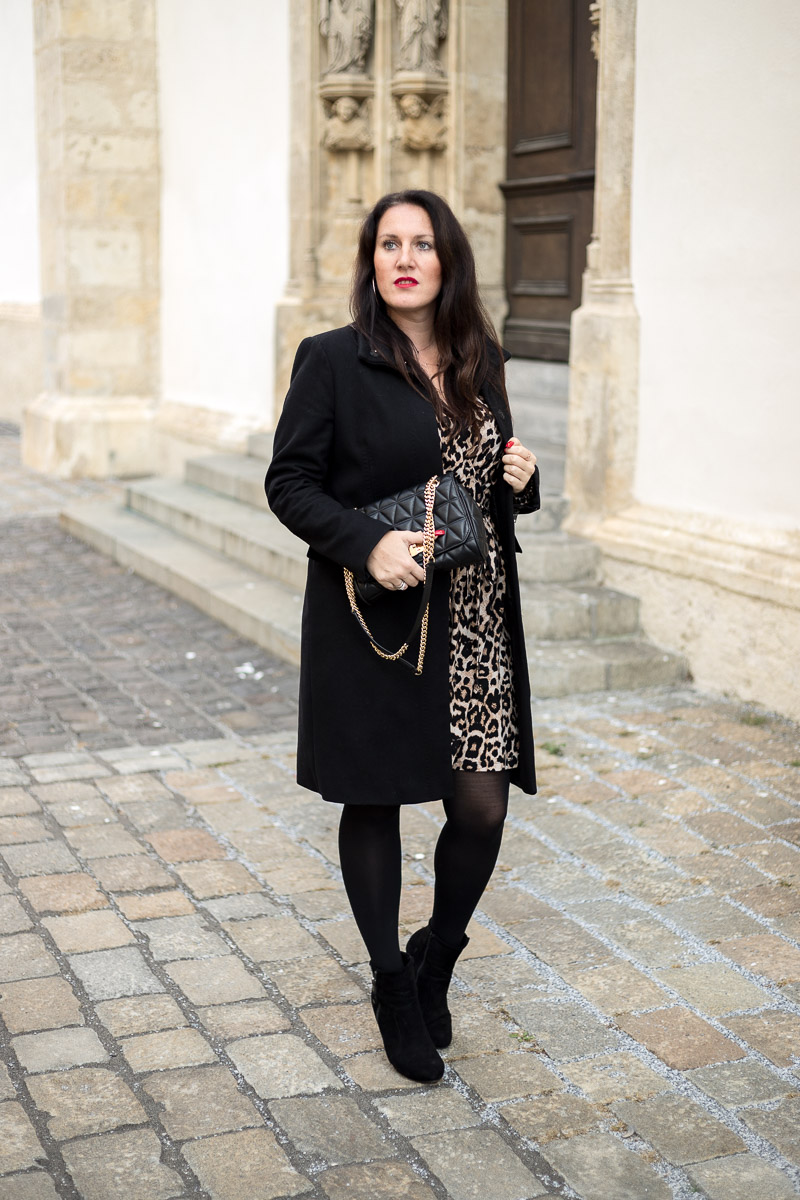 So style ich mein Leoprint-Kleid, Handtasche von Michael Kors, Wollmantel, Schwarze Strumpfhose, Fashionblog, Modeblog, Blog Graz, Fashion Blog Graz, Miss Classy