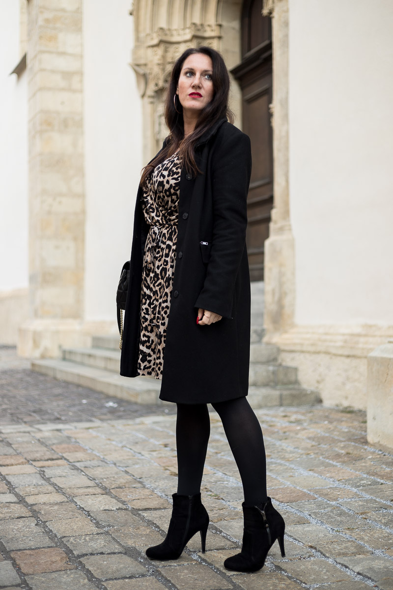 So style ich mein Leoprint-Kleid, Handtasche von Michael Kors, Wollmantel, Schwarze Strumpfhose, Fashionblog, Modeblog, Blog Graz, Fashion Blog Graz, Miss Classy