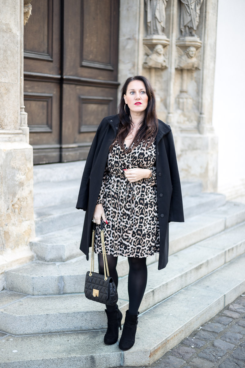 So style ich mein Leoprint-Kleid, Handtasche von Michael Kors, Wollmantel, Schwarze Strumpfhose, Fashionblog, Modeblog, Blog Graz, Fashion Blog Graz, Miss Classy