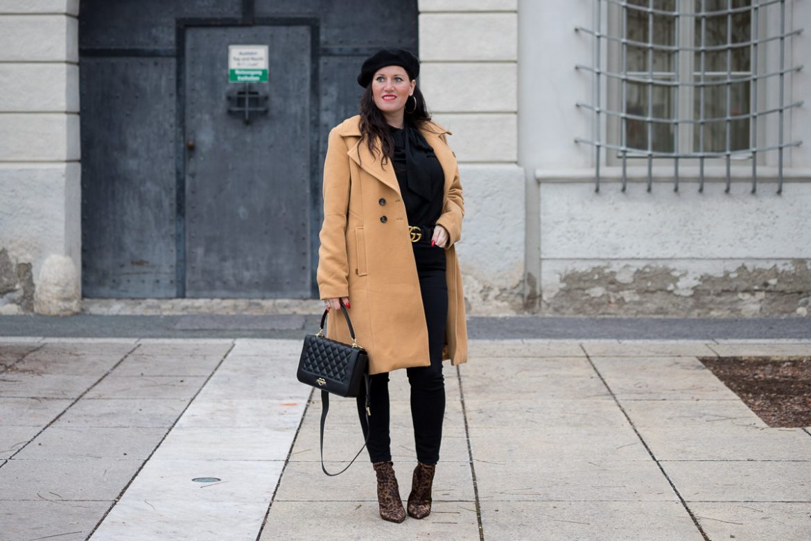 Outfit mit Camel Coat und Leoprint-Stiefeletten, Wintermantel von YouModo, Love Moschino Handtasche, Gucci Gürtel mit Doppel G Schnalle, Wollmantel, Fashionblog, Modeblog, Blog Graz, Fashion Blog Graz, Miss Classy