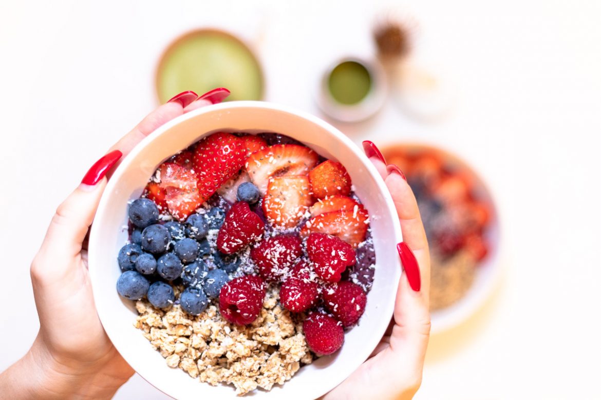 Superfood - Acai Bowls selber machen, Acai Bowl mit Granola, Himbeeren, Erbeeren und Heidelbeeren, Foodblog, Blog Graz, Miss Classy