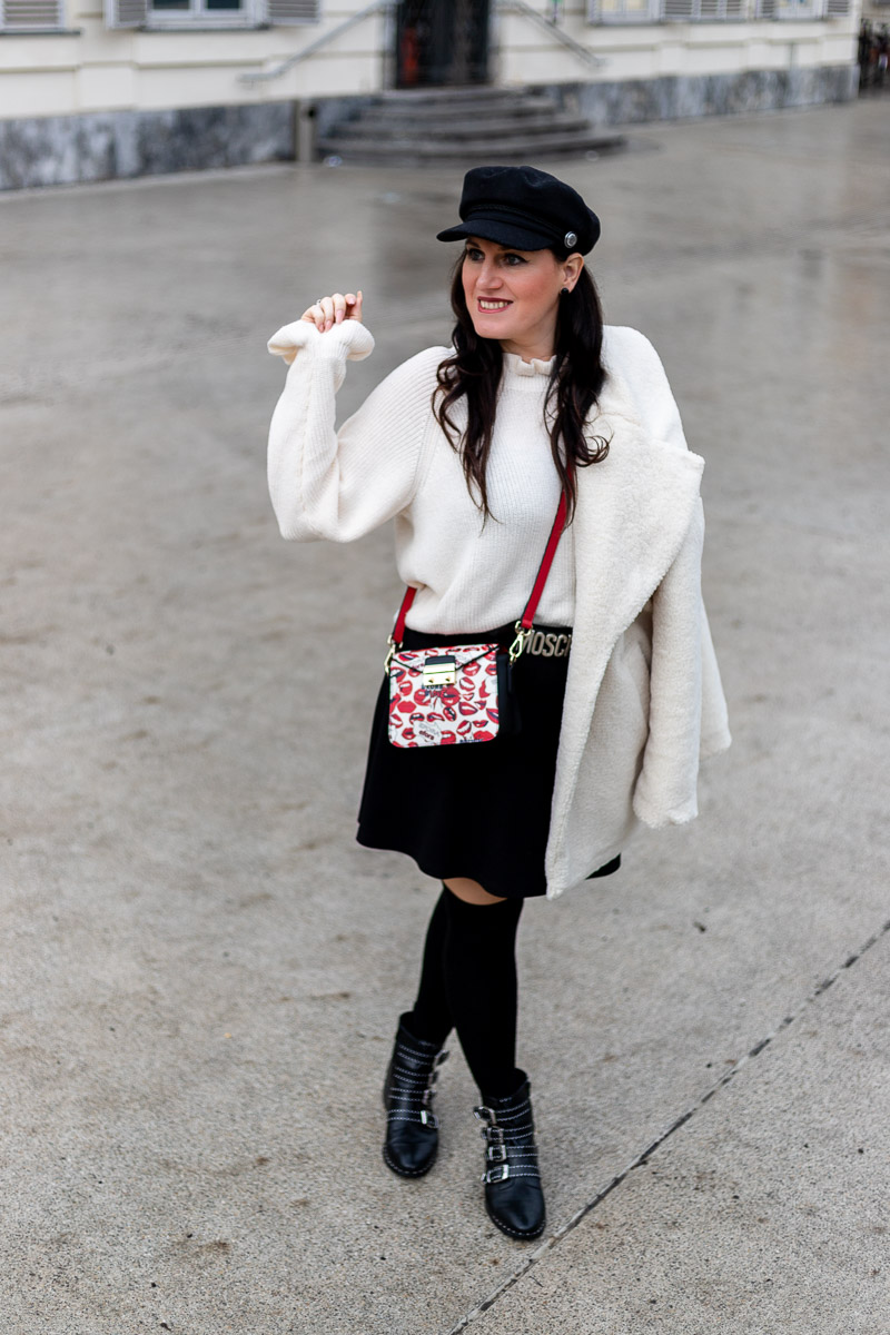 Outfit mit weißem Faux-Fur-Mantel, schwarzem Rock, Overknee Strümpfen und Efora Hot red Lips Handtasche, Moschino Gürtel, Fashionblog, Modeblog, Fashion Blog Graz, Miss Classy