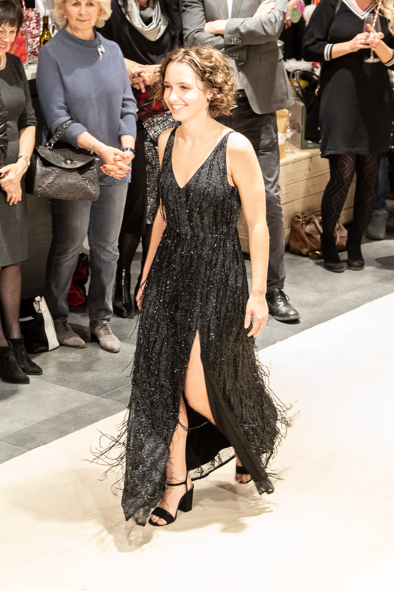 Fashion Week Fürstenfeld 2019 - Die Gewinnerin Laura-Marie Knauhs mit ihrem eleganten Abendkleid aus schwarzem Pailetten-Tüll