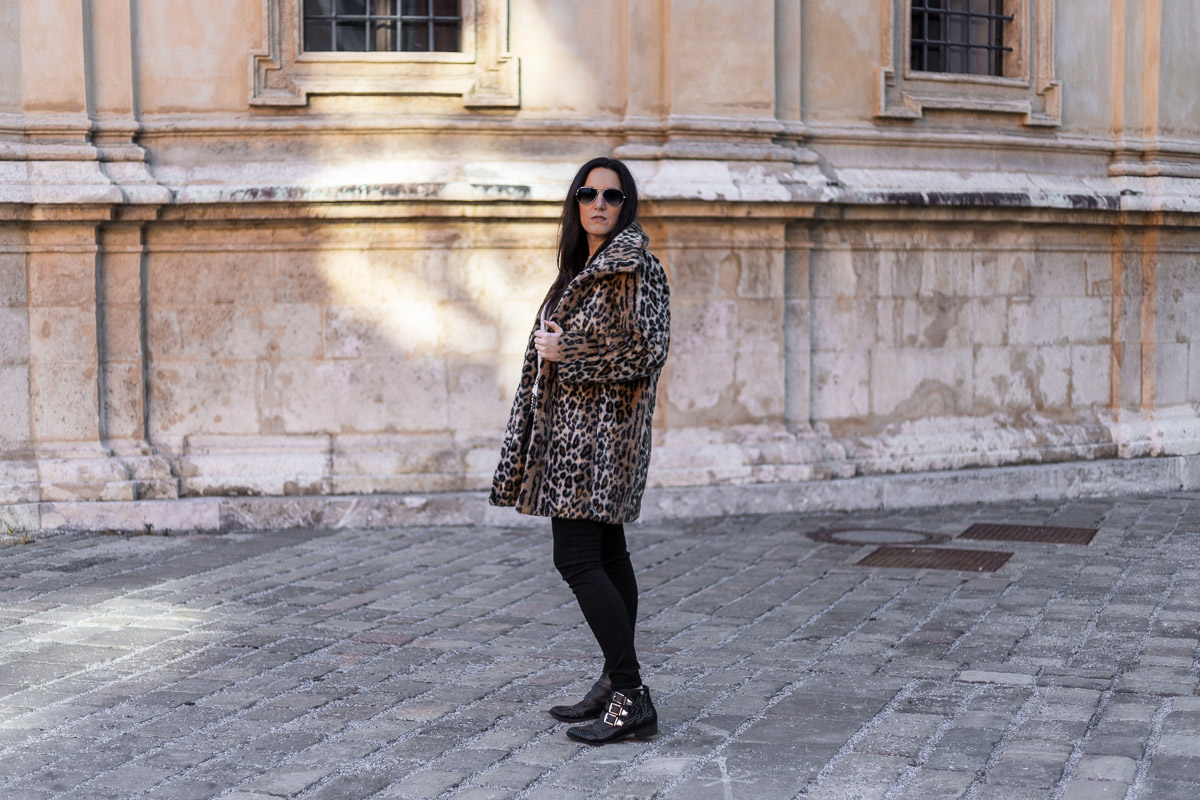 Leo Mantel mit Statement Moschino Gürtel: Fashion Bloggerin Miss Classy aus Graz trägt einen Leo Mantel einem Statement Moschino Gürtel, eine skinny Jeans und Nieten Boots. Die Handtasche ist von Michael Kors