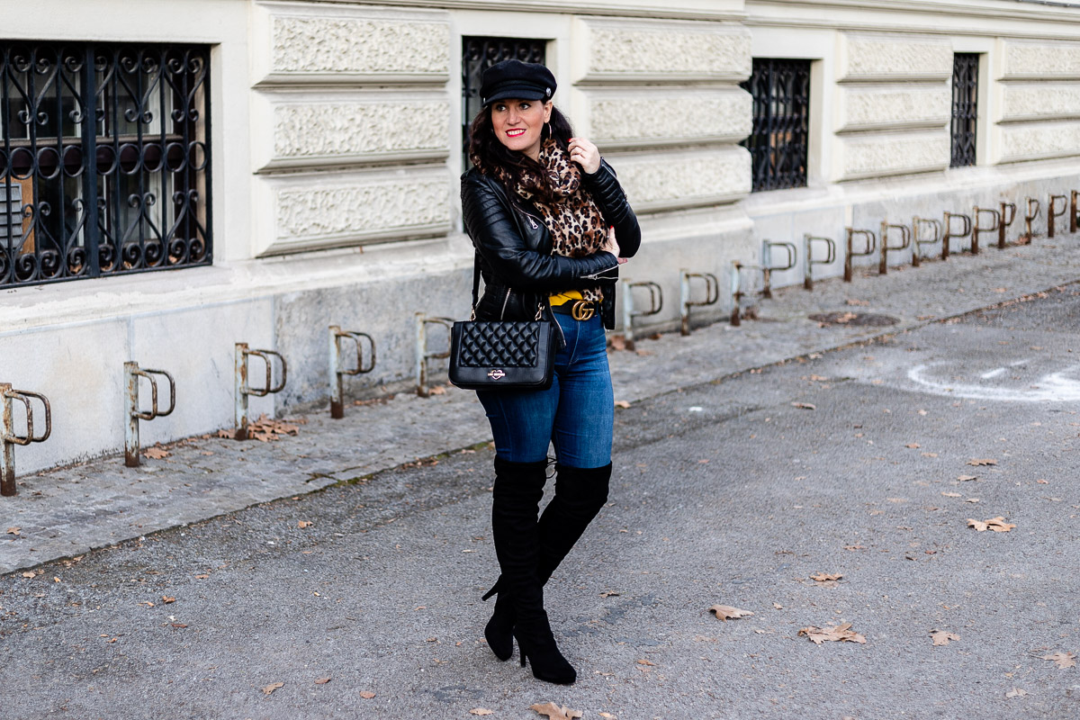 Streetstyle Outfit mit Lederjacke, Leo Schal, Gucci Gürtel und Overknee  Stiefel - Miss Classy