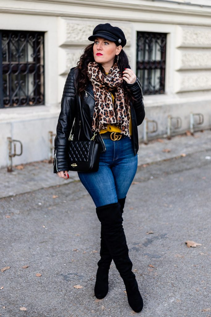 Streetstyle Outfit mit Lederjacke, Leo Schal, Gucci Gürtel und Overknee  Stiefel - Miss Classy