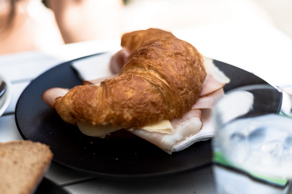 Croissant mit Schinken und Käse, Frühstück im Schäffners am Tummelplatz in Graz