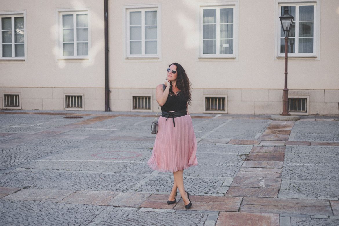 Rosa mitellanger Plisseerock, schwarzes Lace-Top und High Heels // Sommer-Trend, Plissee, Modeblog, www.miss-classy.com #plisseerock #sommeroutfit #mode #fashionblogger #modetrends