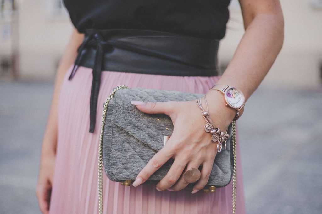 Rosa mitellanger Plisseerock, schwarzes Lace-Top und High Heels // Sommer-Trend, Plissee, Modeblog, www.miss-classy.com #plisseerock #sommeroutfit #mode #fashionblogger #modetrends