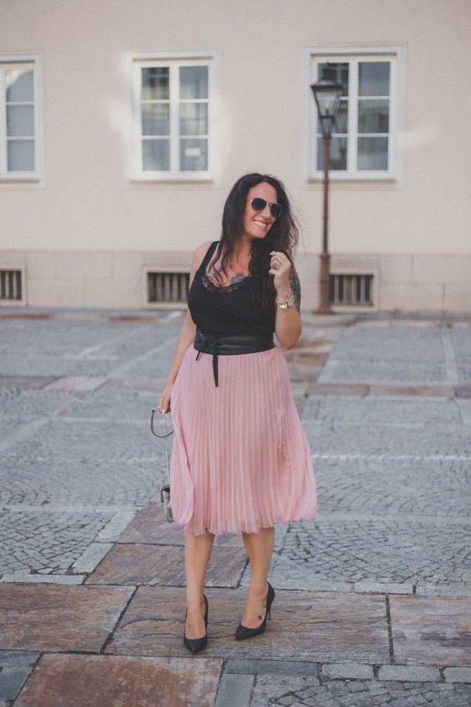 Rosa mitellanger Plisseerock, schwarzes Lace-Top und High Heels // Sommer-Trend, Plissee, Modeblog, www.miss-classy.com #plisseerock #sommeroutfit #mode #fashionblogger #modetrends