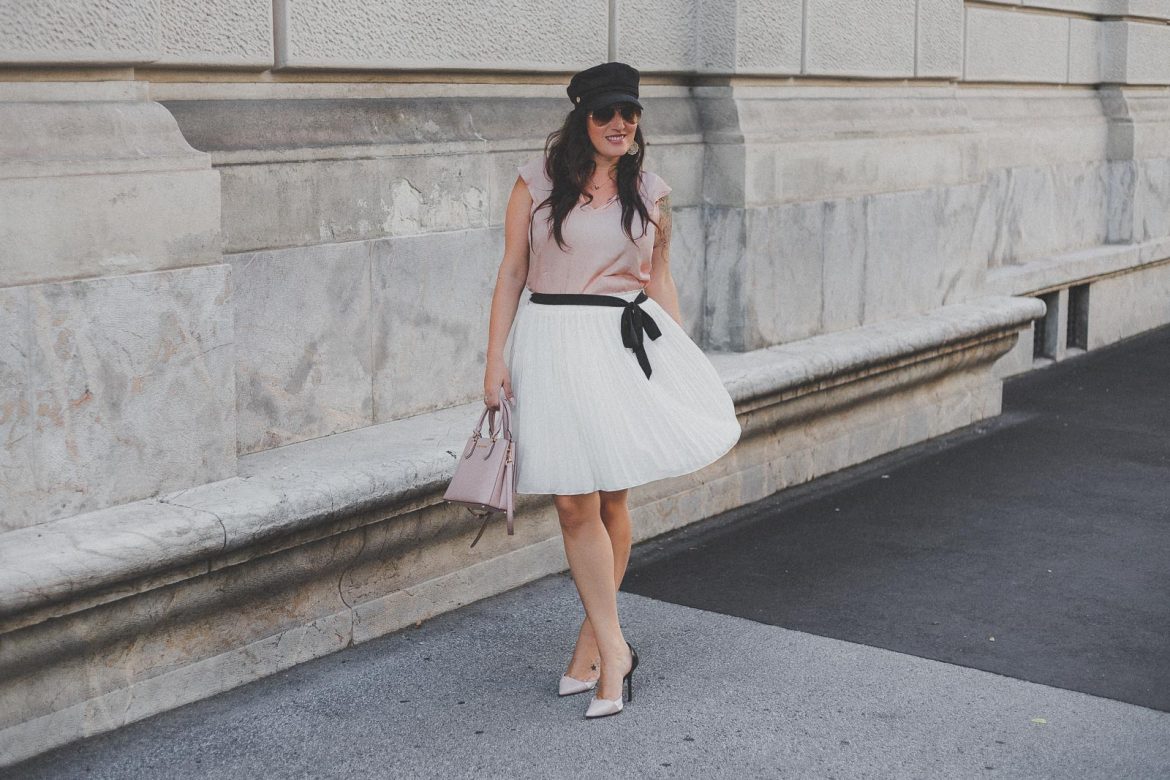 Sommer-Outfit mit weissem Plisseerock, rosa Bluse und High Heels // Sommer-Trend, Plissee, Modeblog, www.miss-classy.com #plisseerock #sommeroutfit #mode #fashionblogger #modetrends