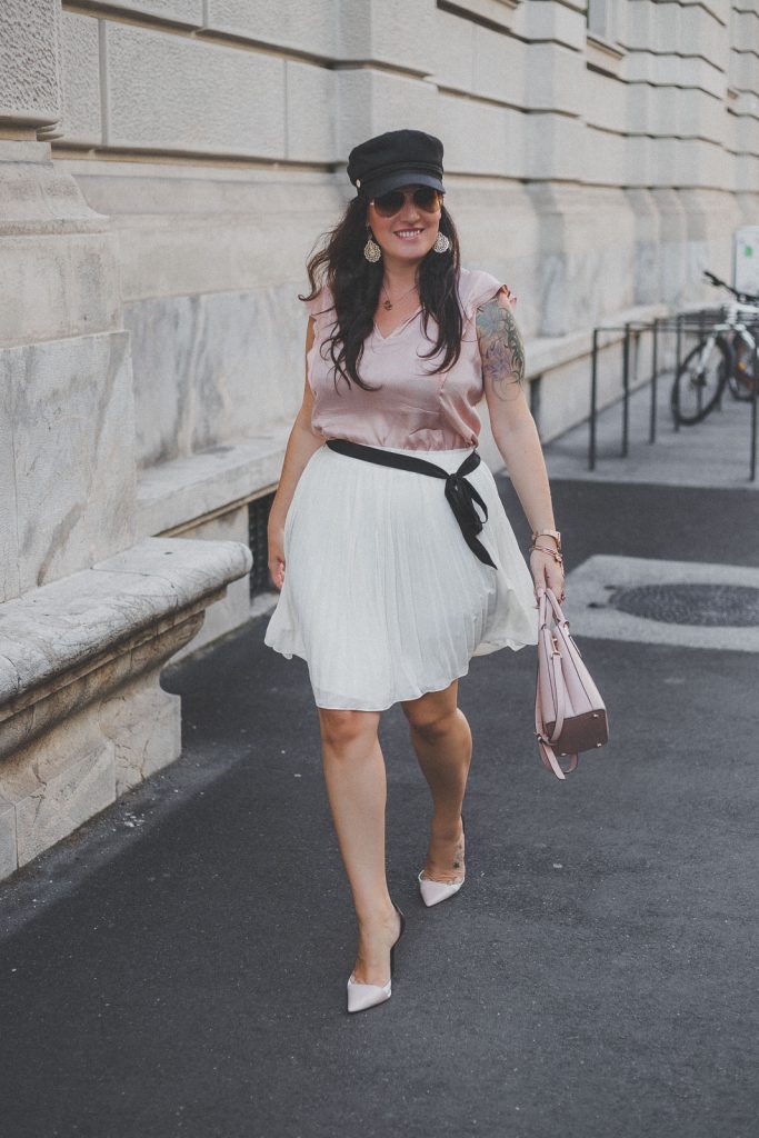Sommer-Outfit mit weissem Plisseerock, rosa Bluse und High Heels // Sommer-Trend, Plissee, Modeblog, www.miss-classy.com #plisseerock #sommeroutfit #mode #fashionblogger #modetrends