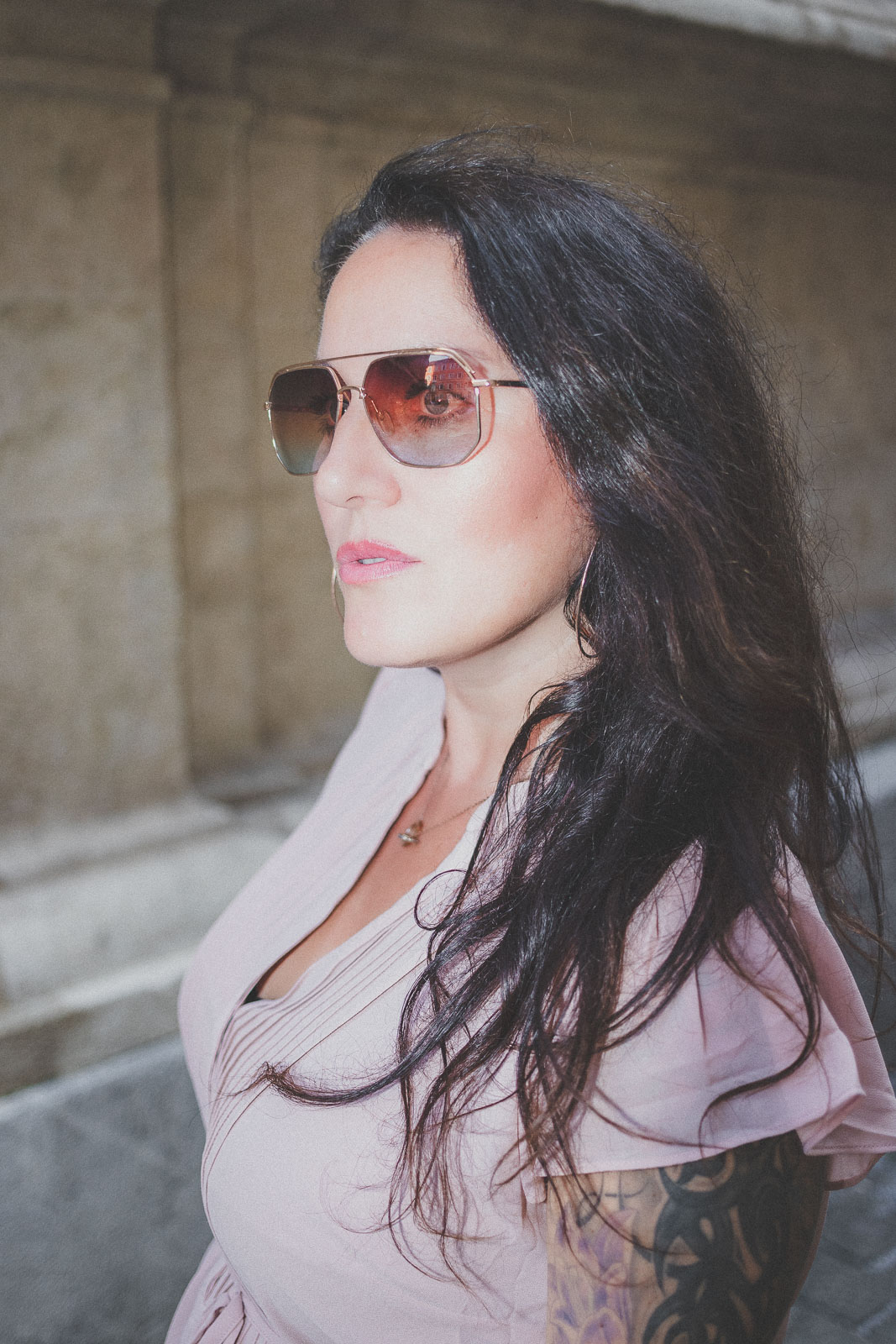 Zartrosa Kleid von H&M und Wedges und Handtasche von Michael Kors, Sommerkleid, Sonnenbrille von neubau Eyewear // Sommer-Trend, Modeblog, www.miss-classy.com #sommerkleid #sommeroutfit #mode #fashionblogger #modetrends