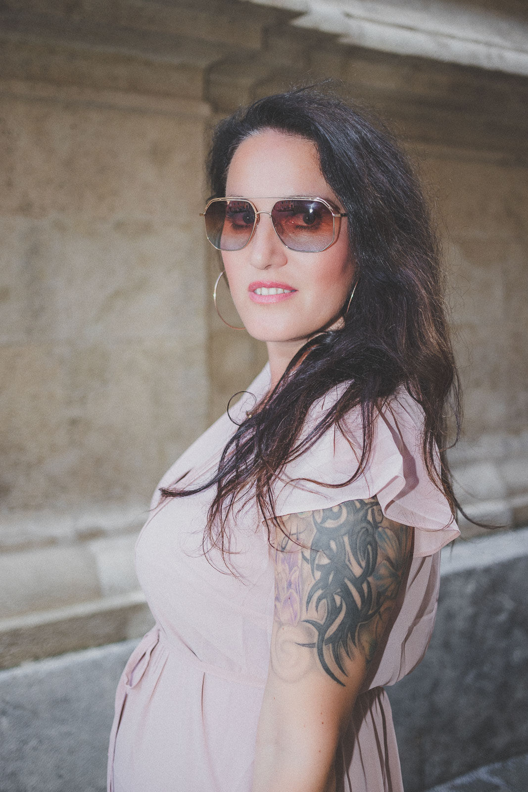 Zartrosa Kleid von H&M und Wedges und Handtasche von Michael Kors, Sommerkleid, Sonnenbrille von neubau Eyewear // Sommer-Trend, Modeblog, www.miss-classy.com #sommerkleid #sommeroutfit #mode #fashionblogger #modetrends