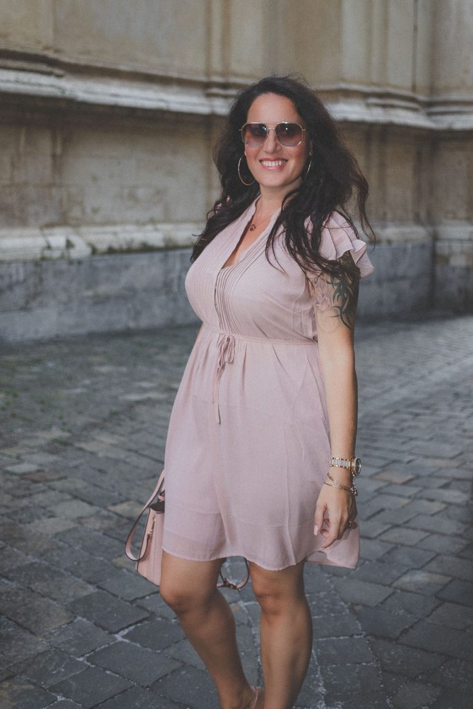 Zartrosa Kleid von H&M und Wedges und Handtasche von Michael Kors, Sommerkleid, Sonnenbrille von neubau Eyewear // Sommer-Trend, Modeblog, www.miss-classy.com #sommerkleid #sommeroutfit #mode #fashionblogger #modetrends