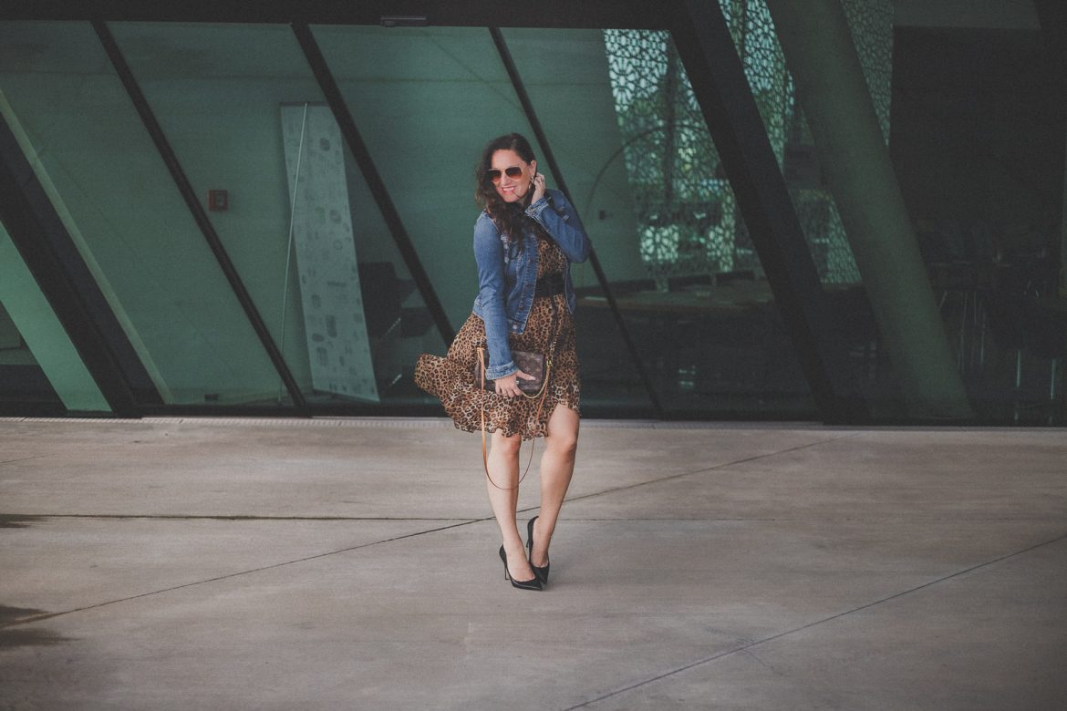 Trendteil Jeansjacke - der zeitlose Modeklassiker kombiniert zu einem Leoprint Kleid, Jeansjacke, Sonnenbrille // Herbstoutfit, Modeblog, www.miss-classy.com #leoprintkleid #jeansjacke #mode #fashionblogger #modetrends