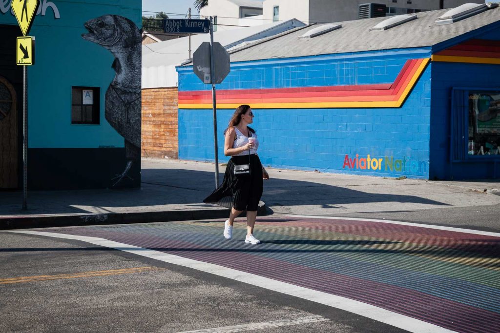 Rainbow Crosswalk am Abbot Kinney Boulevard in Venice, Coole Instagram Spots und Foto Spots in Los Angeles, Insta La La Land // Reiseblog, Travelblog, Miss Classy, www.miss-classy.com #instagram #losangeles #fotospots #missclassy