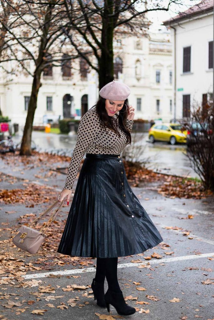 Outfit mit Plissee Lederrock, Richard Allan x H&M Top, Gucci Marmont, rosa Baskenmütze und schwarzen Ankle Boots