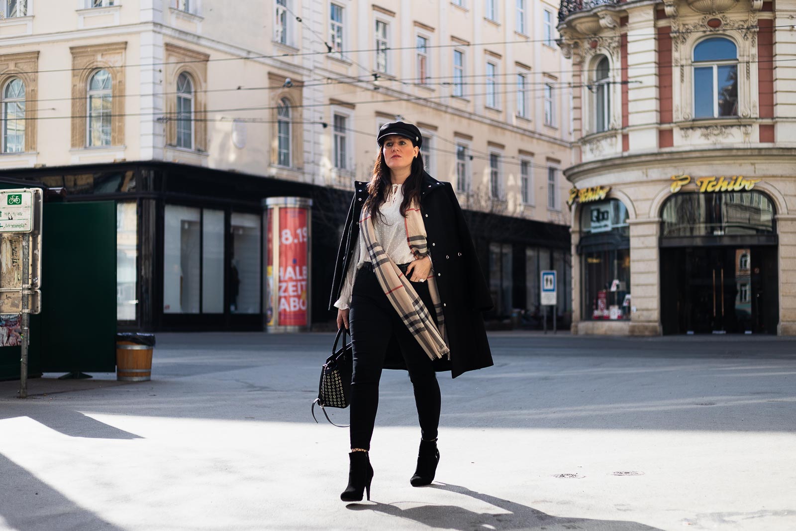 Outfit mit schwarzem Wollmantel von Hugo Boss, Burberry Schal, Moschino Gürtel und Selma Bag von Michael Kors, Fashionbloggerin Miss Classy aus Graz