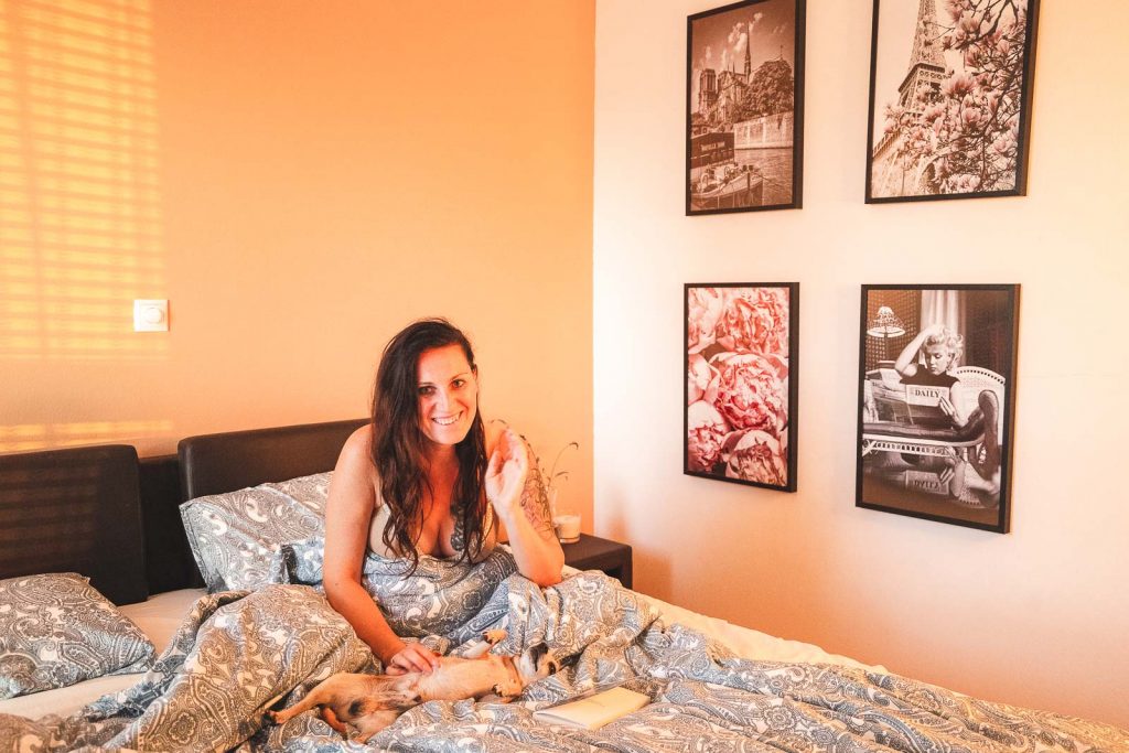 Miss Classy und ihr Chihuahua ChiChi im neu gestalteten Schlafzimmer mit gerahmten Premium Postern von Posterlounge