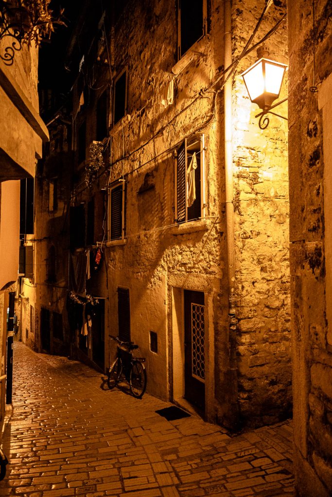 Gassen von Rovinj bei Nacht, Altstadt, Kroatien