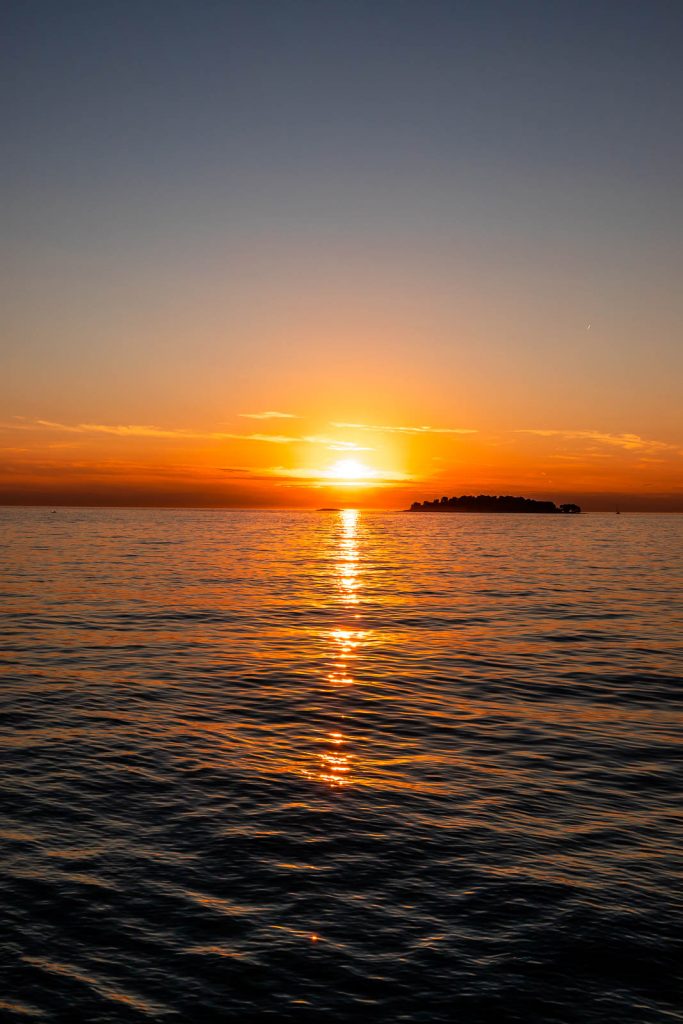 Sonnenuntergang über dem Meer, Rovinj, Kroatien