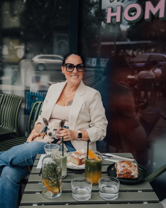Chillen in der @home_bakery_graz – mein Lieblingsplatz für Matcha & Zimtschnecke! 💚 Liebe den Iced Matcha dort und die Zimtschnecke ist einfach unschlagbar, für mich die beste in ganz Graz. #homebakerygraz #matchalover #zimtschneckenliebe #grazcoffeeguide #coffeebreak